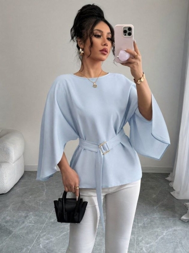  👗 Дамска сатенена блуза с дълъг ръкав, обло деколте, ръкав тип „прилеп“ и колан на талията J98101 светло син