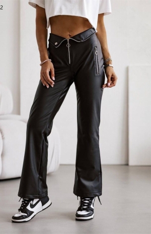 Дамски кожен панталон с цип 66002 черен