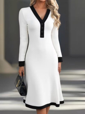 дамска рокля с V-образно делкоте и копчета  J61798 бял