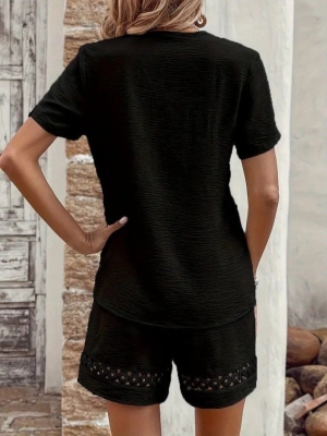 Комплект от две части - блуза и шорти с къс ръкав, V-образно деколте и дантелени детайли. J61444
