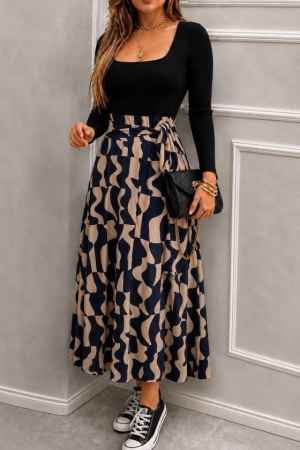👗Rochie scurtă de damă din crep, cu mâneci lungi, guler răsturnat și detaliu asimetric în față. J46181