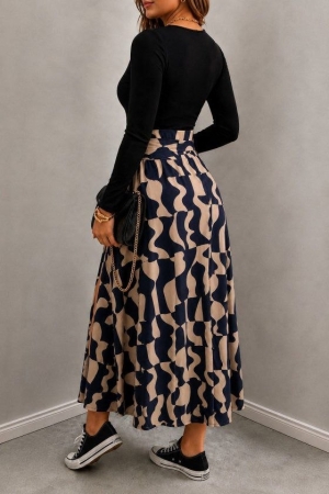 👗Rochie scurtă de damă din crep, cu mâneci lungi, guler răsturnat și detaliu asimetric în față. J46181