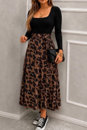 👗Rochie scurtă de damă din crep, cu mâneci lungi, guler răsturnat și detaliu asimetric în față. J46181